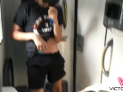 RAPAZ DO INTERIOR MOSTRANDO A ROLA DENTRO DO BANHEIRO DO ÔNIBUS EM MOVIMENTO 10/16