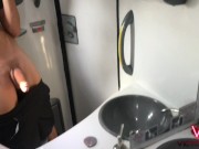 RAPAZ DO INTERIOR MOSTRANDO A ROLA DENTRO DO BANHEIRO DO ÔNIBUS EM MOVIMENTO 11/16