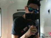 RAPAZ DO INTERIOR MOSTRANDO A ROLA DENTRO DO BANHEIRO DO ÔNIBUS EM MOVIMENTO 16/16