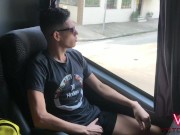 RAPAZ DO INTERIOR MOSTRANDO A ROLA DENTRO DO BANHEIRO DO ÔNIBUS EM MOVIMENTO 2/16