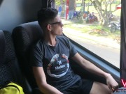 RAPAZ DO INTERIOR MOSTRANDO A ROLA DENTRO DO BANHEIRO DO ÔNIBUS EM MOVIMENTO 3/16