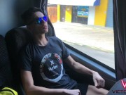 RAPAZ DO INTERIOR MOSTRANDO A ROLA DENTRO DO BANHEIRO DO ÔNIBUS EM MOVIMENTO 4/16