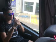 RAPAZ DO INTERIOR MOSTRANDO A ROLA DENTRO DO BANHEIRO DO ÔNIBUS EM MOVIMENTO 5/16