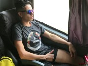 RAPAZ DO INTERIOR MOSTRANDO A ROLA DENTRO DO BANHEIRO DO ÔNIBUS EM MOVIMENTO 6/16