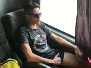 RAPAZ DO INTERIOR MOSTRANDO A ROLA DENTRO DO BANHEIRO DO ÔNIBUS EM MOVIMENTO 7/16