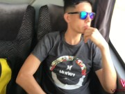 RAPAZ DO INTERIOR MOSTRANDO A ROLA DENTRO DO BANHEIRO DO ÔNIBUS EM MOVIMENTO 8/16