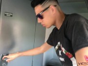 RAPAZ DO INTERIOR MOSTRANDO A ROLA DENTRO DO BANHEIRO DO ÔNIBUS EM MOVIMENTO 9/16