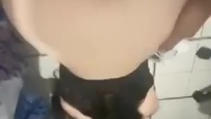 Rubia con gran Culo es puesta en Cuatro para recibirla toda dentro.