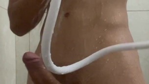 Me masturbo bajo una ducha caliente