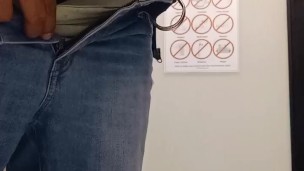 Asiático se masturba em banheiro público quase pego
