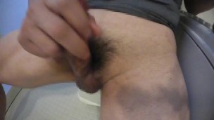 撮影中断。興奮しすぎてフレームアウトする雑魚ちんこ。