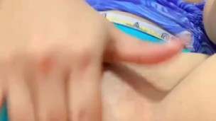 Hermosa latina se graba jugando con su saliva y tocando su coño