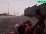 No fim da festa encotrei duas gostosas e tranzamos bem no meio da rua foi muito bom 13/16