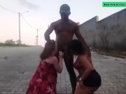 No fim da festa encotrei duas gostosas e tranzamos bem no meio da rua foi muito bom