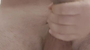 Ragazzo con cazzo grosso si masturba e sborra abbondante in faccia alla camera