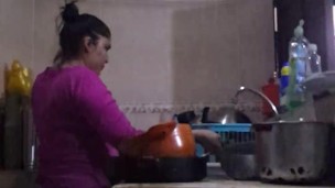 Follando y mamando con la empleada en la cocina