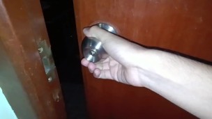 Chica desconocida me hace garganta profunda en una tenebrosa casa abandonada y me corro 2 veces