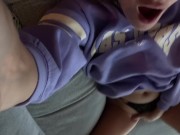 HILDE_FRENCH - UNE JEUNE FEMME SEULE À LA MAISON SE MASTURBE SUR LE CANAPÉ