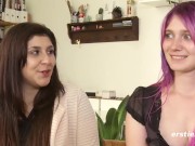 Ersties - Maria M. und Julie haben Spaß mit Öl und intensivem Fingerspiel 10/16