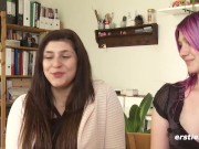 Ersties - Maria M. und Julie haben Spaß mit Öl und intensivem Fingerspiel 4/16