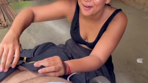 mi vecina provocandome en falda y sin panty