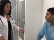 Doctora de enorme culo ayuda a su paciente con su problema de erección - en español
