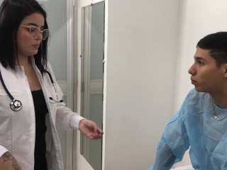Doctora de enorme culo ayuda a su paciente con su problema de erección – en español