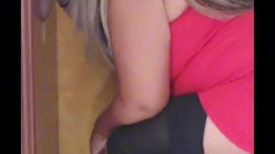 Colombiana blowjoob en Gloryhole tragandose el semen