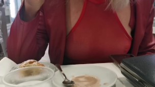 Mostro la figa e le tette in un bar conosciuto