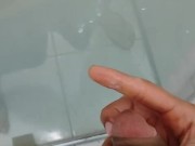 Bati uma punheta no banheiro