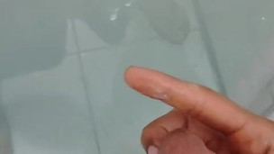 Bati uma punheta no banheiro