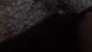 Latina arrecha se folla el coño con verga plástico