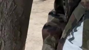 Me encuentro en el parque con un semental hetero de gran bulto que me muestra su polla gorda