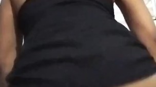 Magrinha dançando sem calcinha para o namorado.