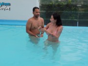 dos HOMBRES intentan seducirme en la piscina del hotel y termino dandoles mi CULO jeniferplay 4/16