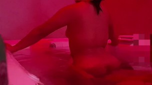 Te encantará el final, me convencen mi primera vez en el jacuzzi.