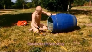 VOST engl - Cet inférieur soumis nu et chaste et le tonneau dans le jardin 1.