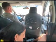 Dei gostoso para o  no banco de trás do carro enquanto o marido dirigia 8/16