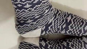 Mes pieds dans des chaussettes d'hiver