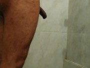 Bañándome en la casa de mi amiga hago video para su amiga