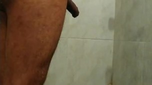 Bañándome en la casa de mi amiga hago video para su amiga