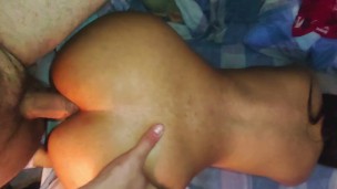increible vista de esta joven colombiana 18+ culona recibiendo verga por su ano dilatado