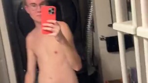 Shakin it nude.