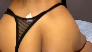 delgada culona caliente da ricos sentones sobre su juguete sexual a falta de un pene real