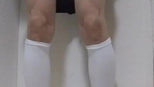 女装男子が制服＋黒のシマパンを履いてお漏らししちゃった・・・