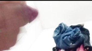 VIGILANTE SE MASTURBA EN EL BAÑO DE SU SITIO DE TRABAJO, NO AGUANTÓ Y DERRAMA LECHE EN EL BAÑO😈🤤🔥