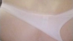 Sissy masturbándose con dildo y bolas chinashinas