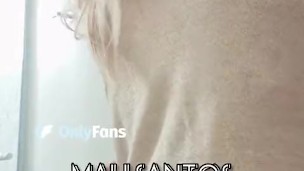 gostosa loira pega nos peitos