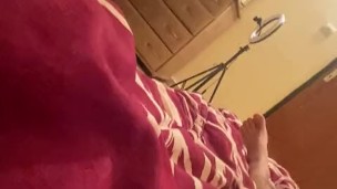 سعوديه قحبه تخون زوجها مع اي واحد عشان بتعشق الزبونيك