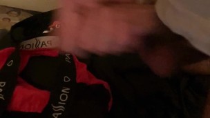 Massage de bite et ejac dans la culotte de ma soeur